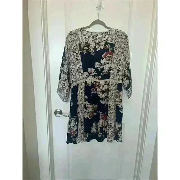 Altar'd State Floral Dress With Flared Sleeves Navy cream lace Boho Size Small - Picture 4 of 4